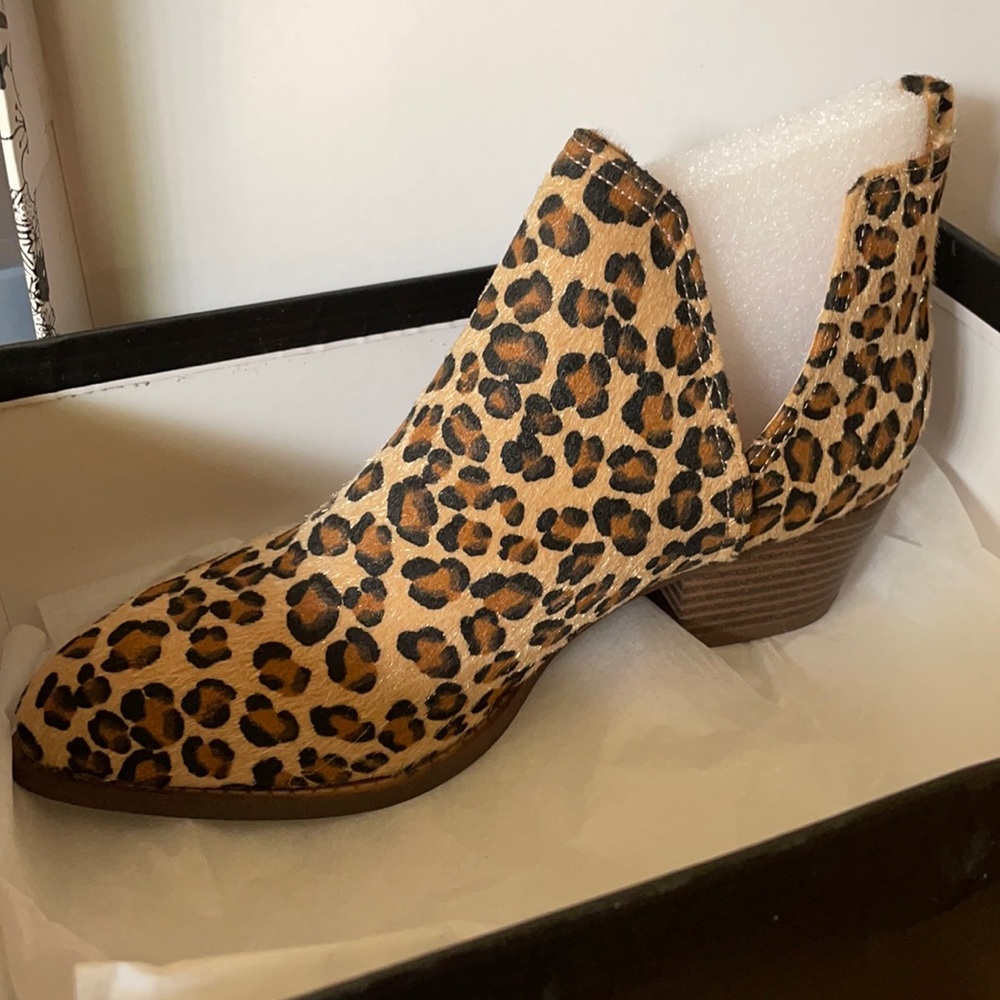 SOLD.      NEW CL By Laundry Leopard Print Booties Women         Size 8.5